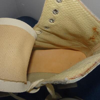 LOT 285. VINTAGE LADIES ROLLER SKATES