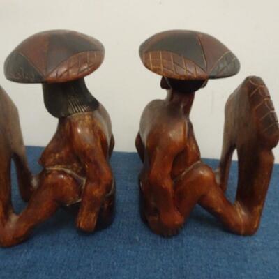 LOT 292. WOOD CARVED BOOKENDS