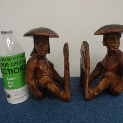 LOT 292. WOOD CARVED BOOKENDS
