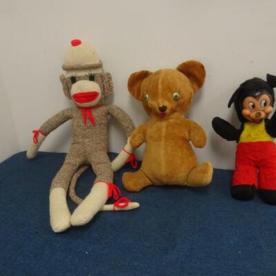 LOT 297. STUFFED ANIMAL COLLECTION