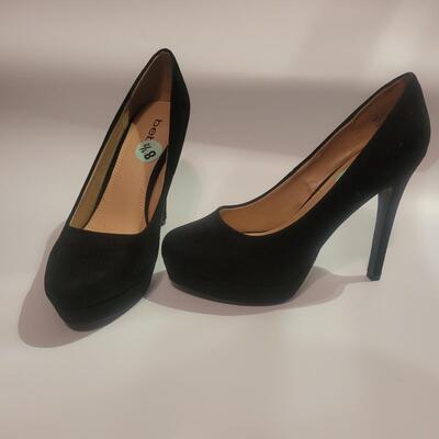 Womans size 8.5 heels
