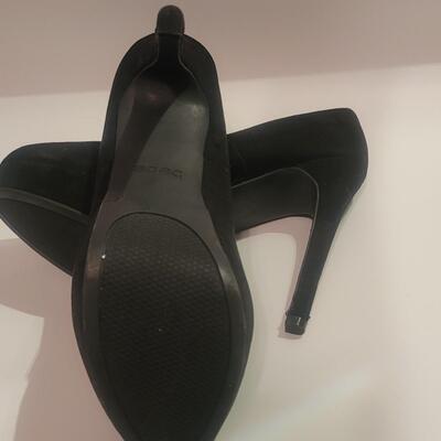 Womans size 8.5 heels