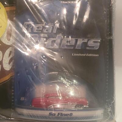 Hot wheels real riders t-shirt and cat collectors set