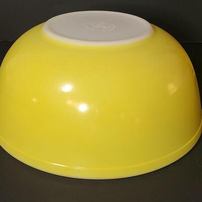 Lot 80: Vintage Pyrex Bowl/Casserole and MCM Yellow Daisy Napkin Holders