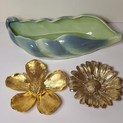 Lot 79: Vintage MCM Flower Petal Ashtrays, & Horton Ceramics Planter