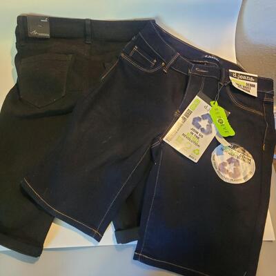 Womans size 6 Bermuda shorts NWT