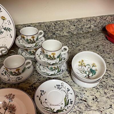 Lot 35. Villeroy & Boch 'Botanica' Porcelain Dinnerware