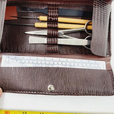 VINTAGE TRAVELING MANICURE KIT