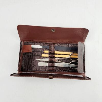 VINTAGE TRAVELING MANICURE KIT