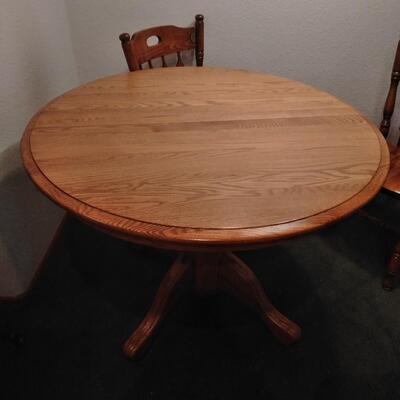 LOT 1 WOODEN PEDESTAL DINING ROOM TABLE WITH 4 CHAIRS