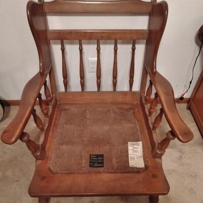 LOT 14 VINTAGE EARLY AMERICAN ETHAN ALLEN CHAIR