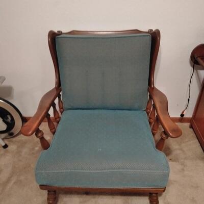 LOT 14 VINTAGE EARLY AMERICAN ETHAN ALLEN CHAIR