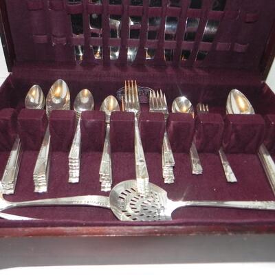 NOBILITY SILVER PLATE "ROYALE ROSE" UTENSILS IN WOODEN STORAGE BOX