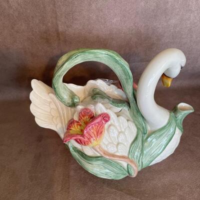 Lot 117. Fitz & Floyd Swan Tureen