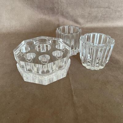 Lot 121. Glass & Acrylic pieces