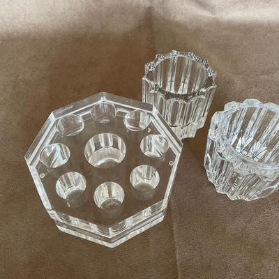 Lot 121. Glass & Acrylic pieces