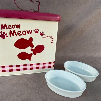 Lot 31  Cat Food Container & 2 Small Dishes