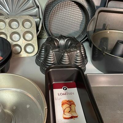 Lot 162. Metal Bakeware