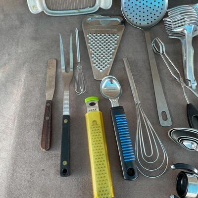 Lot 41  Miscellaneous Kitchen Utensils