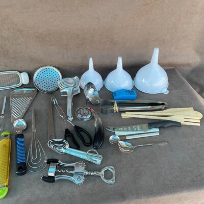Lot 41  Miscellaneous Kitchen Utensils