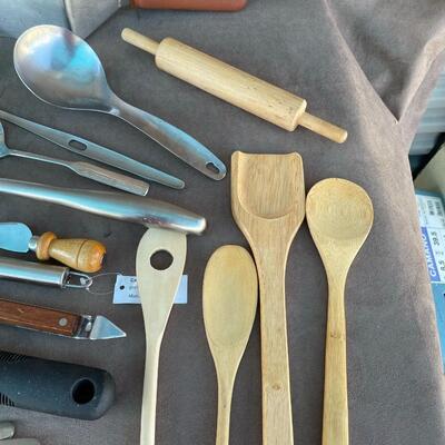 Lot 42  Kitchen Utensils w/ Strainer