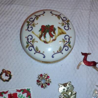 LOT 36 CHRISTMAS BROOCHES AND TRINKET BOX