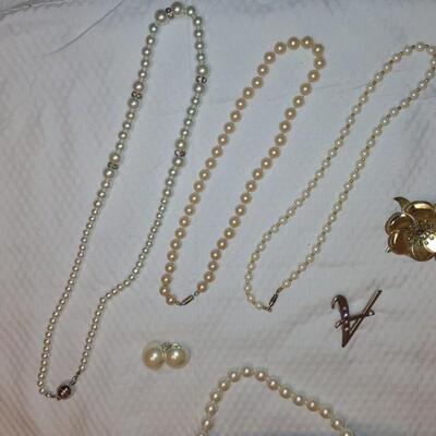 LOT 37 FAUX PEARLS AND MORE JEWELRY