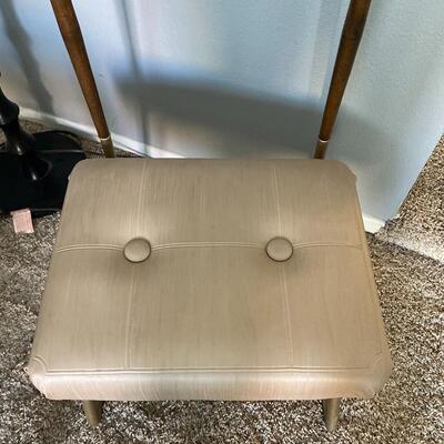 Vintage Mid Century Pearl Wick Gentleman's Butler Dressing Room Valet Chair