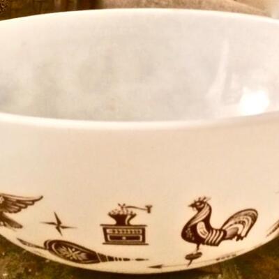 Pyrex "Early American"vintage midcentury milk glass farm chicken design bowl baking dish