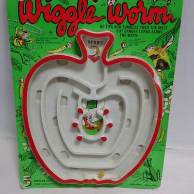 1978 Wiggle Worm Board Game Maze Smethport Specialty