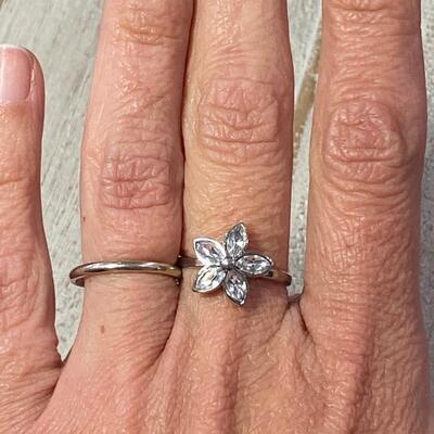 Vintage Simple Rhinestone Flower 5 Petal Daisy Ring Silver Tone