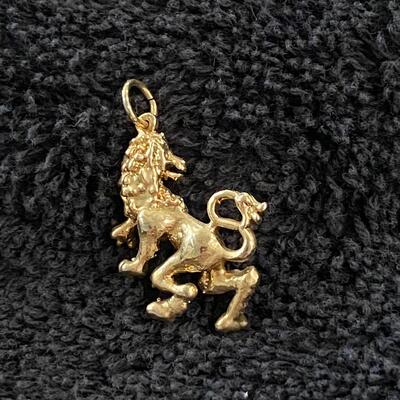 Gold Tone British Medieval Roaring Lion Charm Pendant