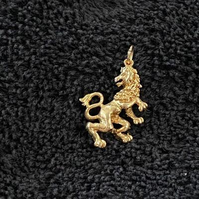 Gold Tone British Medieval Roaring Lion Charm Pendant