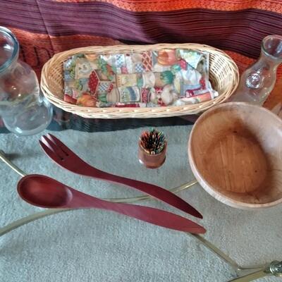 LOT 55 BREADBASKET, WOOD UTENSILS & KITCHEN ITEMS