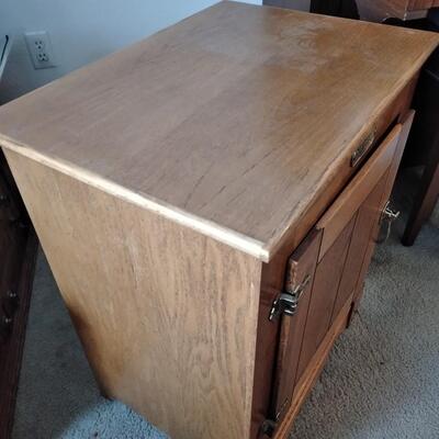 LOT 59 REPRODUCTION ANTIQUE OAK ICEBOX END TABLE