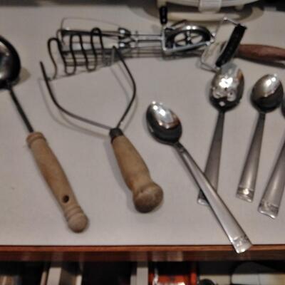 LOT 81 KITCHEN UTENSILS, CUTLERY AND LINENS