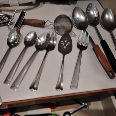 LOT 81 KITCHEN UTENSILS, CUTLERY AND LINENS