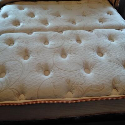 LOT 32 FULL SIZE BED WITH BEDDING