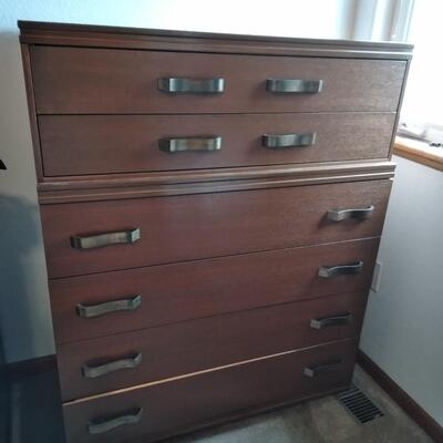 LOT 33 KROEHLER QUALITY CHEST OF DRAWERS