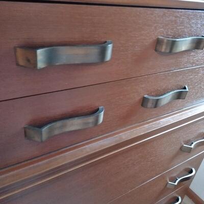 LOT 33 KROEHLER QUALITY CHEST OF DRAWERS
