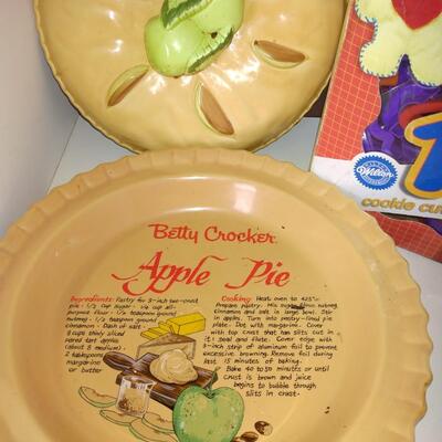 Porcelain pie container and Cookie cutters