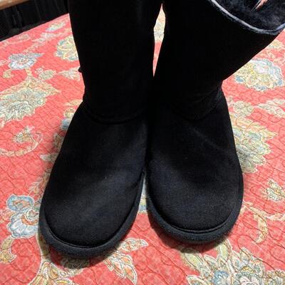 Nice Size 8 Bearpaw boots