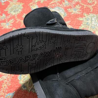 Nice Size 8 Bearpaw boots