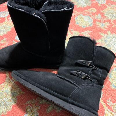 Nice Size 8 Bearpaw boots