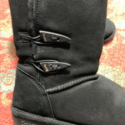 Nice Size 8 Bearpaw boots