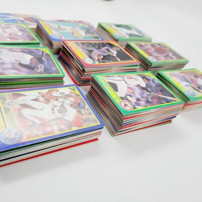 HUGE BUNDLE OF SCORE 1990 & MORE BASEBALL CARDS - BOX INCLUDED