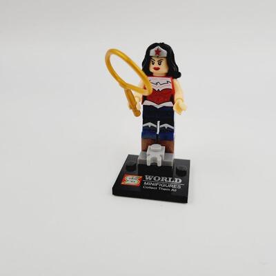 DC WONDER WOMAN MINI FIGURE W/ LASSO
