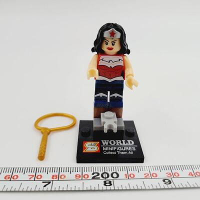 DC WONDER WOMAN MINI FIGURE W/ LASSO