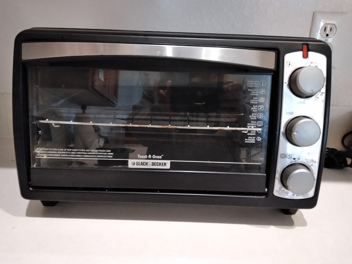 LOT 204 BLACK AND DECKER TOAST -R- OVEN