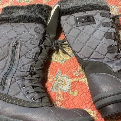 Womenâ€™s Laneige boots Canada SZ 10 nice